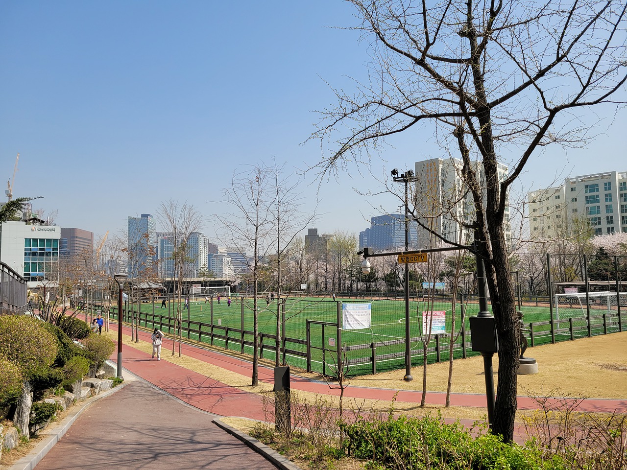 通过定期评 通过定期评